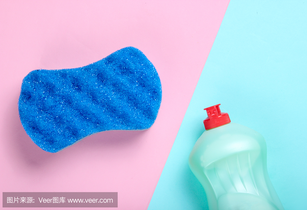 洗洁精瓶和海绵在蓝粉色柔和的背景。前视图中,极简主义